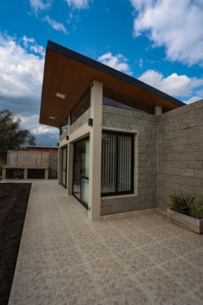 Chalet mono ambiente en Villa de las rosas predio con pileta y vista al cerro